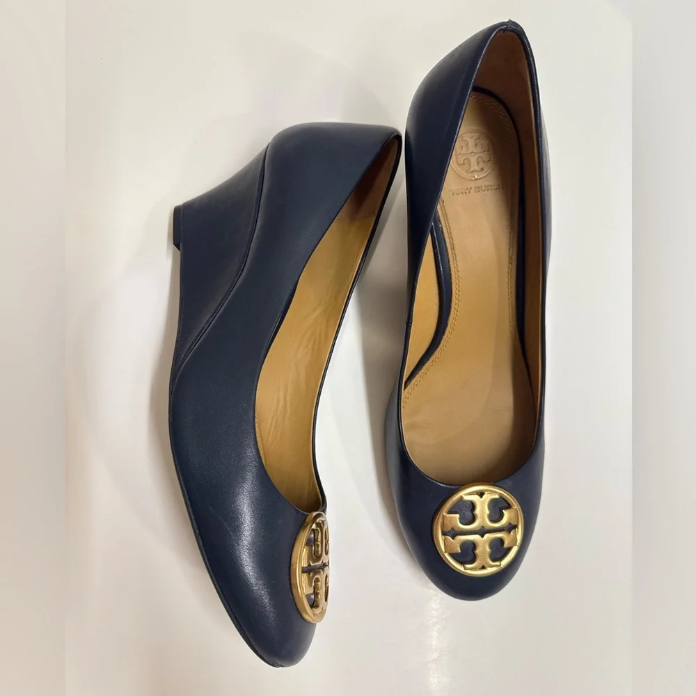 Tory Burch Chelsea 65 Wedge Pumps Navy‎ Leather Gold Logo Size 9.5